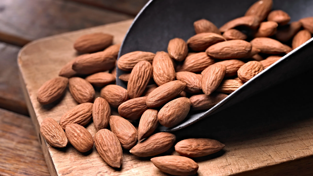 La manera más común de disfrutar de todos los beneficios de las almendras es tomar un puño de almendras crudas. La manera más común de disfrutar de todos los beneficios de las almendras es tomar un puño de almendras crudas.