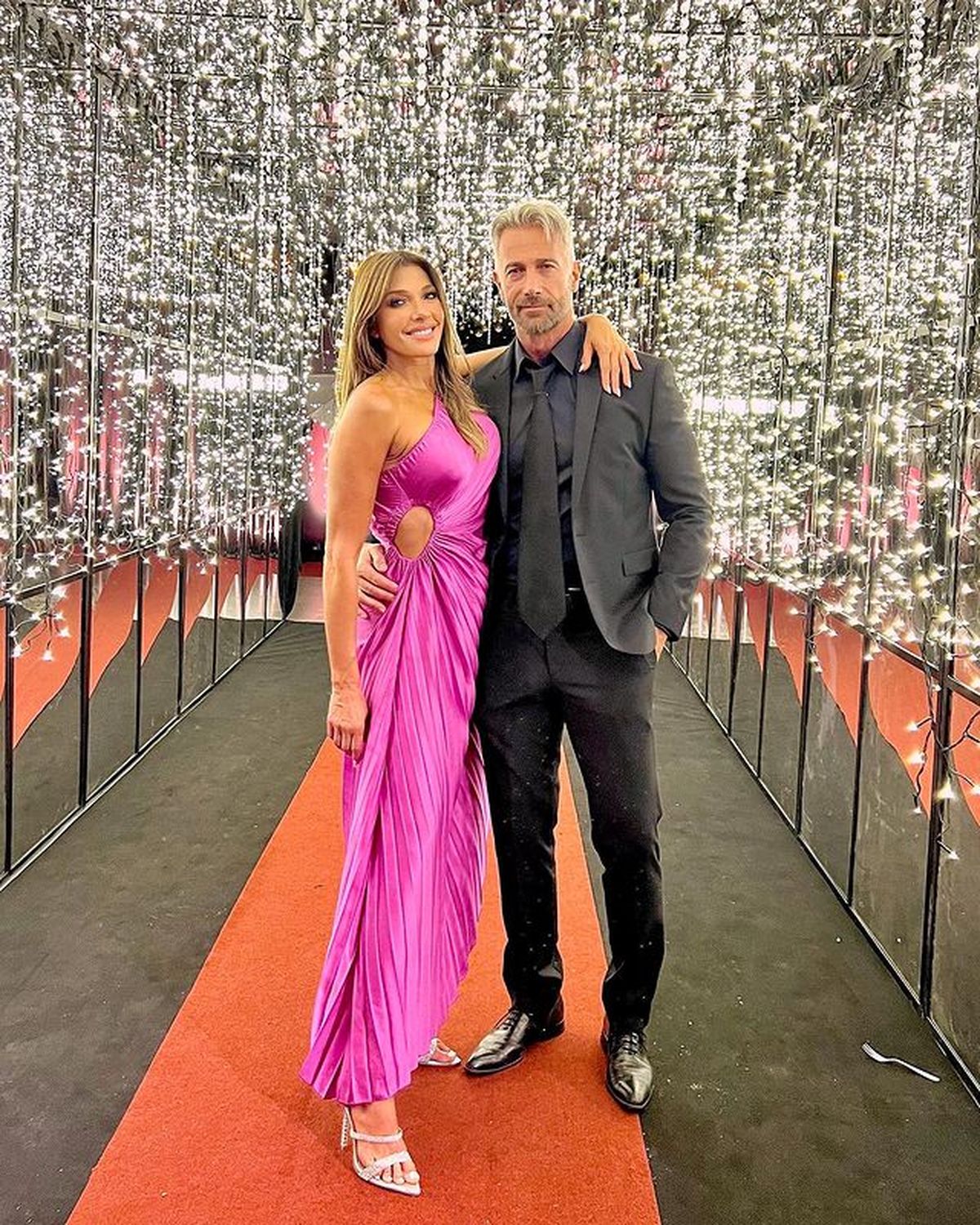 Con abertura demencial, Cathy Fulop metió vestido Barbiecore y no perdonó. Con abertura demencial, Cathy Fulop metió vestido Barbiecore y no perdonó.