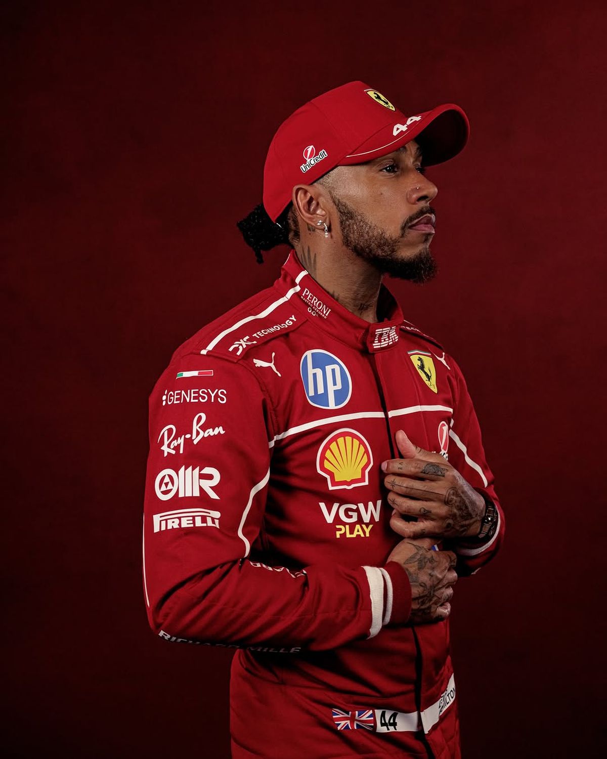 Hamilton con los colores de su nueva escudería en el 2025, Ferrari. 