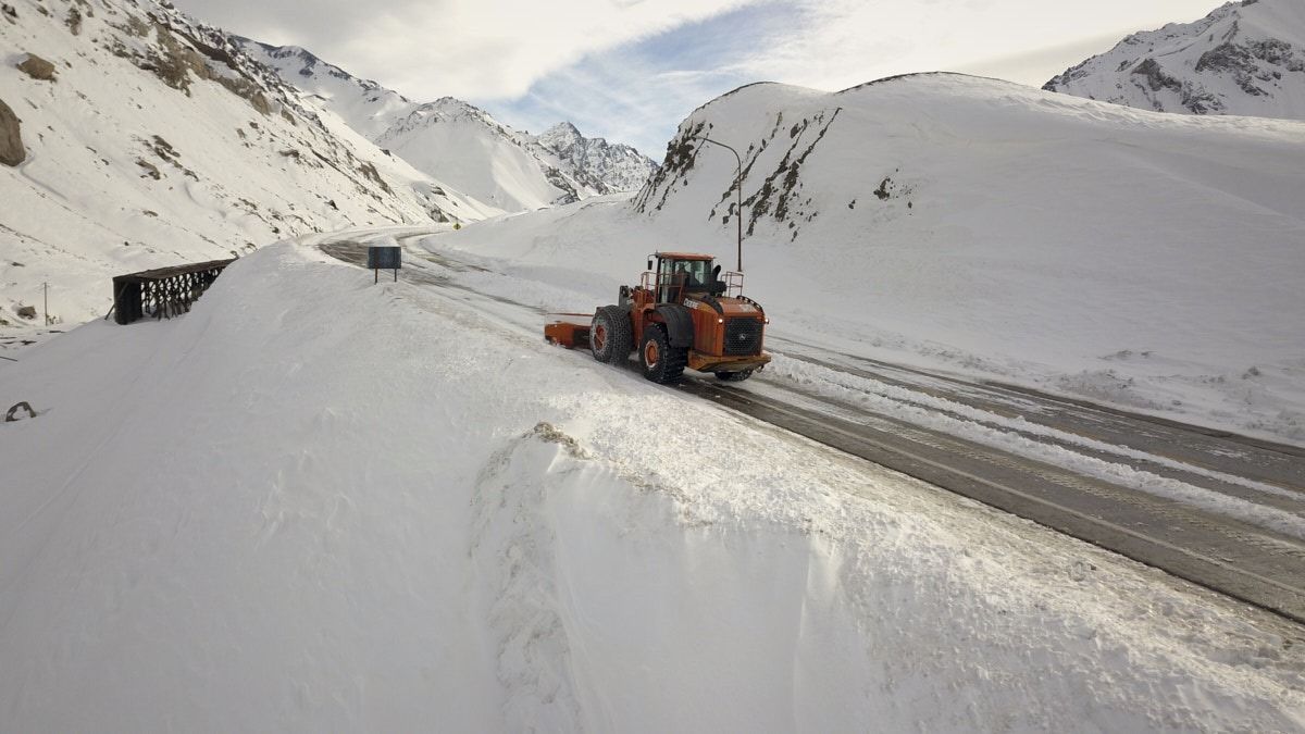 La limpieza de la calzada con máquinas pesadas puede provocar avalanchas. La limpieza de la calzada con máquinas pesadas puede provocar avalanchas.