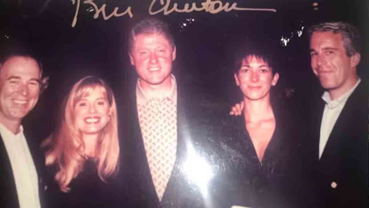 Otras de las fotos que comprometen a Bill Clinton. En un evento organizado por Jeffrey Epstein. Otras de las fotos que comprometen a Bill Clinton. En un evento organizado por Jeffrey Epstein.