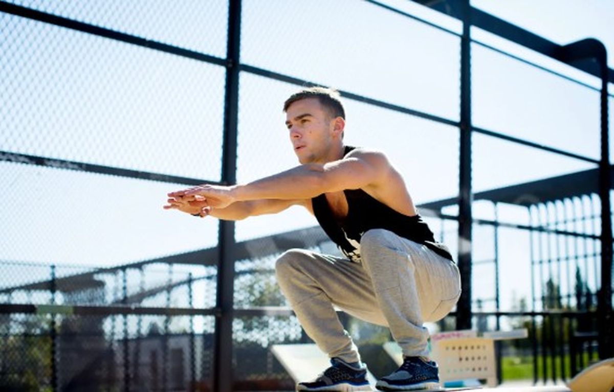 El joven no podrá volver a realizar sentadillas por bastante tiempo. El joven no podrá volver a realizar sentadillas por bastante tiempo.
