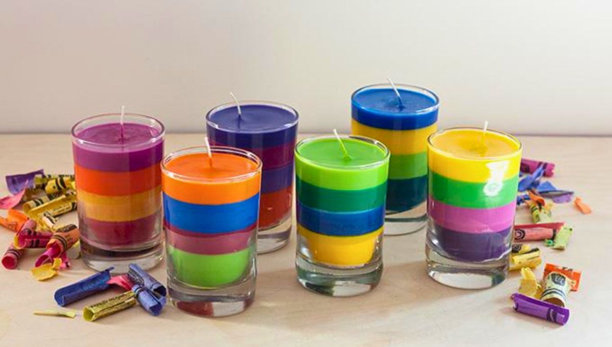 Con tan solo viejos crayones y otros ingredientes podrás tener hermosas velas de colores. Con tan solo viejos crayones y otros ingredientes podrás tener hermosas velas de colores.