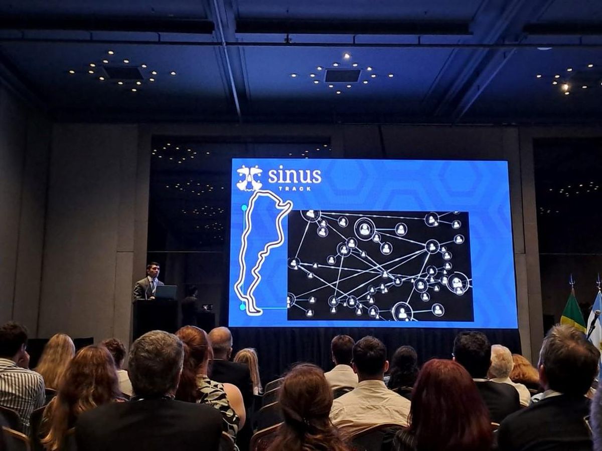 El doctor Figueroa ha brindado conferencias explicando de qué se trata su innovadora app, que utiliza inteligencia artificial para brindar una mejor atención médica a pacientes con rinosinusitis crónica. El doctor Figueroa ha brindado conferencias explicando de qué se trata su innovadora app, que utiliza inteligencia artificial para brindar una mejor atención médica a pacientes con rinosinusitis crónica.