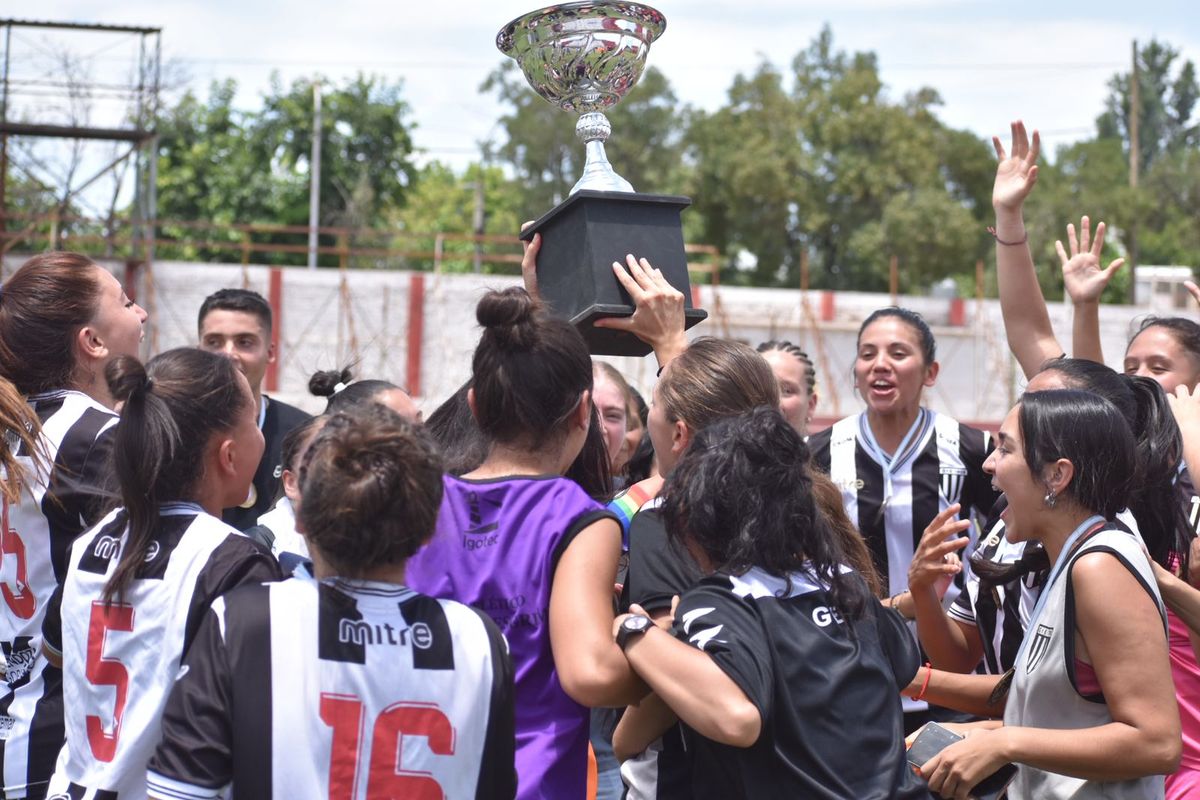 Gimnasia y Esgrima se consagró campeón del fútbol femenino al ganarle a Godoy Cruz. Gimnasia y Esgrima se consagró campeón del fútbol femenino al ganarle a Godoy Cruz.