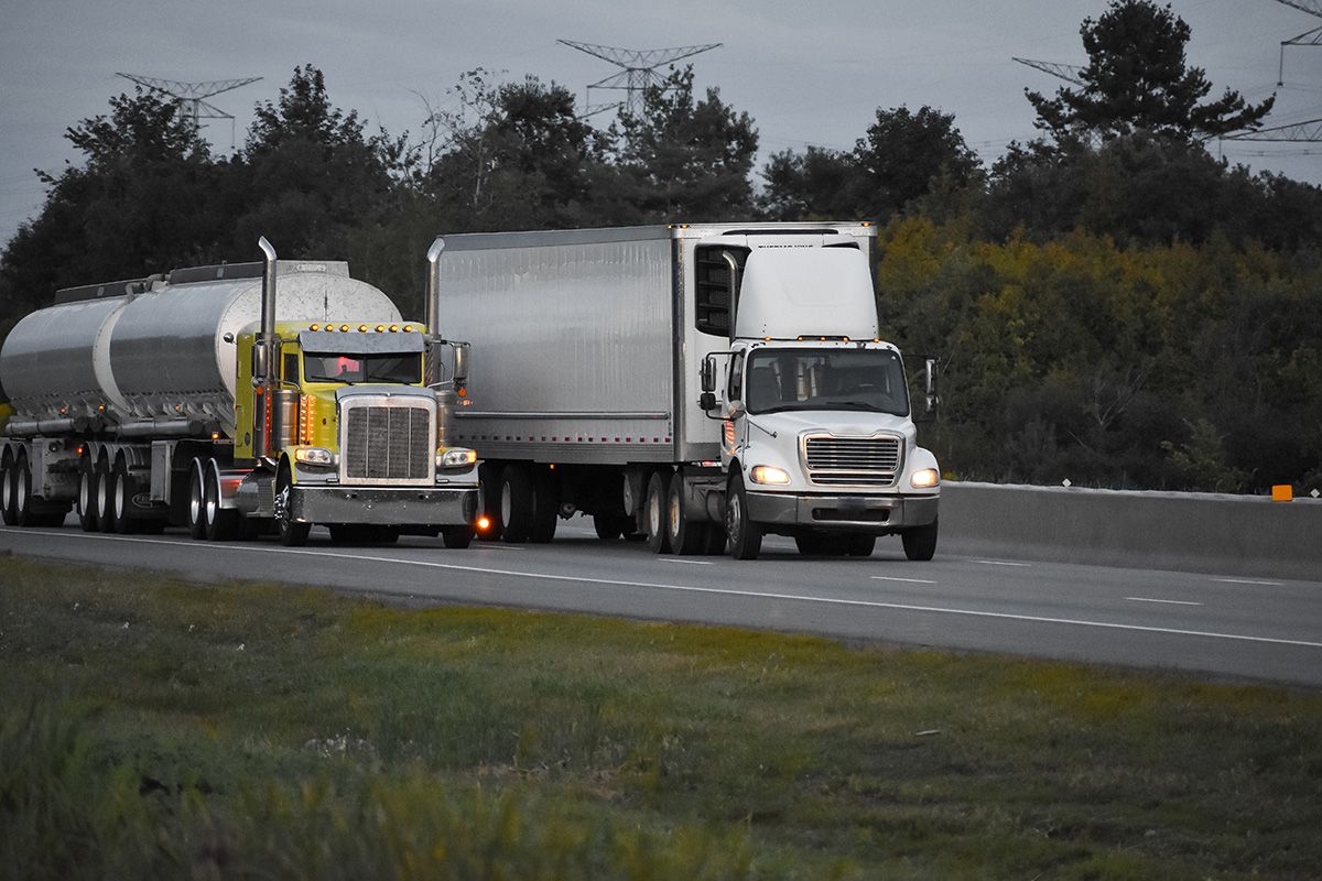 .El Departamento de Transporte anunció este viernes nuevos límites para restringir drásticamente que camioneros nacidos fuera de Estados Unidos obtengan licencias de conducir comerciales (CDL). Crédito: Freepik.