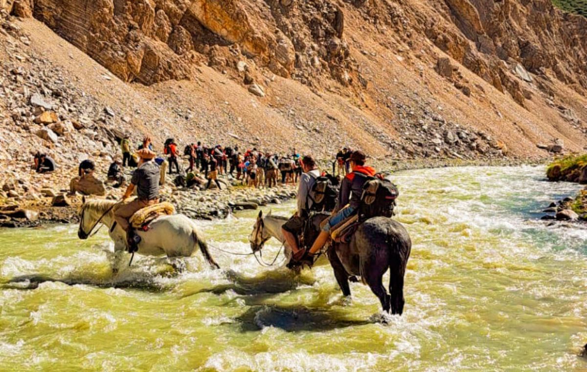 Travesía en El Sosneado hacia El Barroso, uno de los puntos del viaje al lugar donde se estrelló el avión de los uruguayos. Travesía en El Sosneado hacia El Barroso, uno de los puntos del viaje al lugar donde se estrelló el avión de los uruguayos.