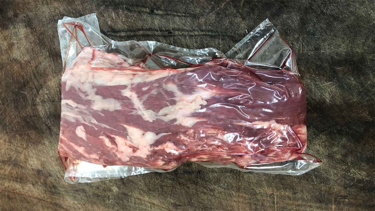 El youtuber usa carnes selladas al vacío pero pueden ser de calidades más económicas y obtener el mismo resultado. El youtuber usa carnes selladas al vacío pero pueden ser de calidades más económicas y obtener el mismo resultado.