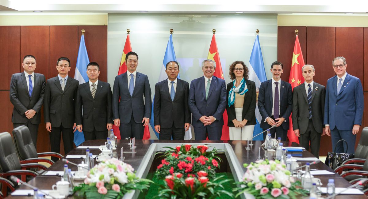 Alberto Fernádez en China junto a empresarios.
