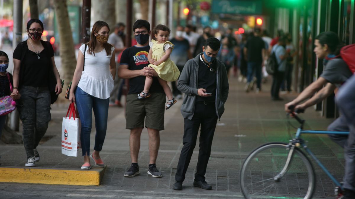 Coronavirus en Mendoza. Otro día con mucha gente en la calle.