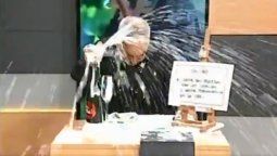 Sommelier quiso enseñar a abrir un vino espumante y pasó un papelón