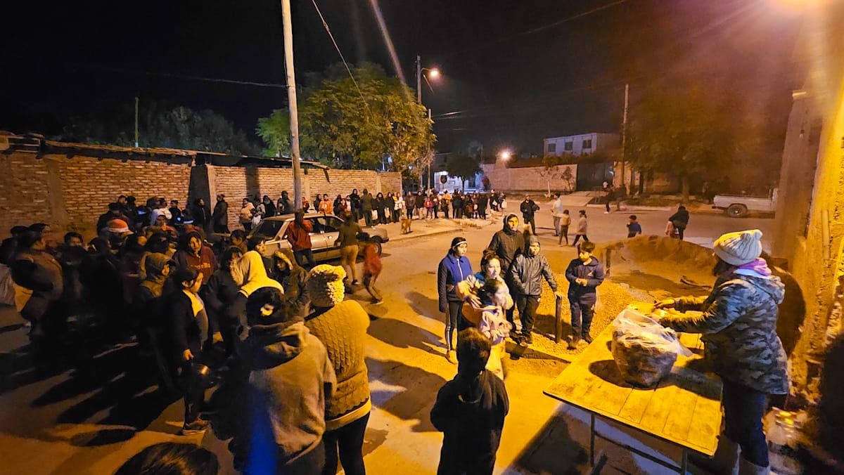 Más de tres cuadras de personas haciendo fila para poder recibir una porción de comida. Algunas familias se movilizan desde puntos alejados como Lavalle y Godoy Cruz. Más de tres cuadras de personas haciendo fila para poder recibir una porción de comida. Algunas familias se movilizan desde puntos alejados como Lavalle y Godoy Cruz.