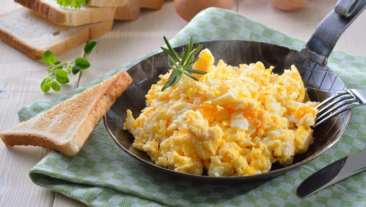 El eficaz truco de los chefs para hacer huevos revueltos cremosos sin ensuciar sartén y en 5 minutos