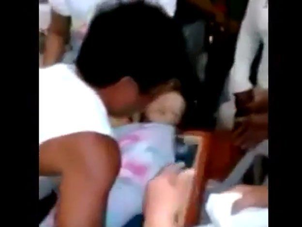 Video: una niña de 3 años despertó en su propio funeral