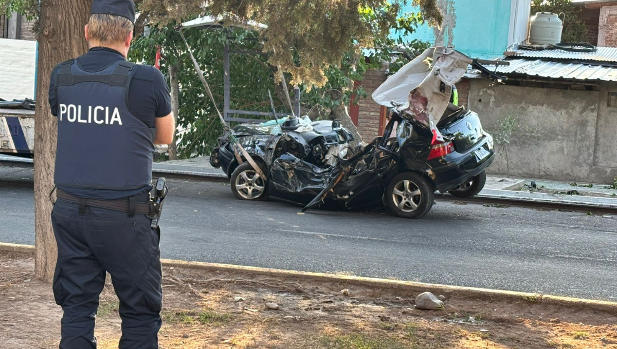 El auto VW Golf en que viajaban las víctimas fatales del accidente. Fotos: Matías Pascualetti