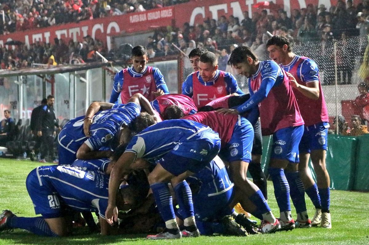 Godoy Cruz festejó en Córdoba un nuevo triunfo y sigue siendo el líder. Godoy Cruz festejó en Córdoba un nuevo triunfo y sigue siendo el líder.