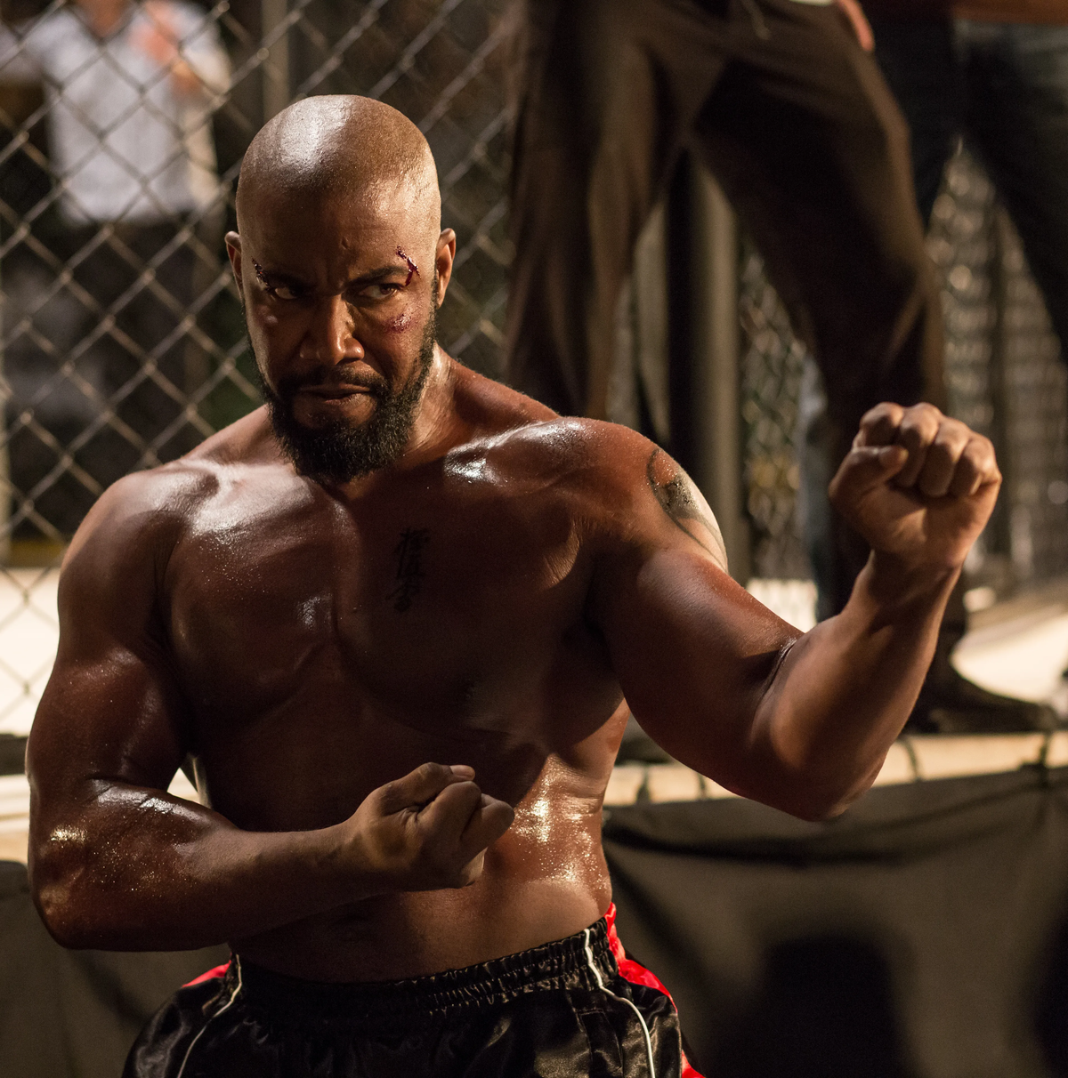 El actor estadounidense Michael Jai White interpreta a Duque.
