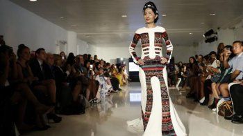 Una modelo desfigurada por ácido abrió la Fashion Week de Nueva York