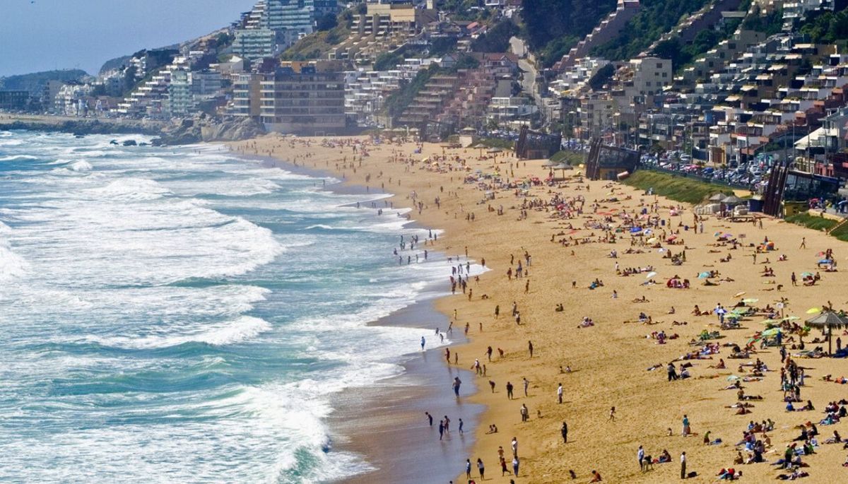 La playa de Reñaca es famosa por estar muy concurrida.