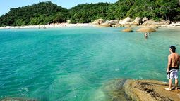 La isla solo puede recibir 800 personas por día en temporada alta (diciembre a marzo) y 770 personas por día en temporada baja. La isla solo puede recibir 800 personas por día en temporada alta (diciembre a marzo) y 770 personas por día en temporada baja.