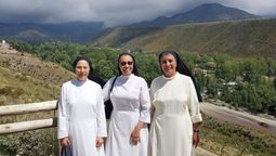 Elfi Pozo Aguilar (centro) llegó desde Perú y dice que se siente hija de Mendoza. Votamos y pedimos por quienes nos representan, afirmó. Elfi Pozo Aguilar (centro) llegó desde Perú y dice que se siente hija de Mendoza. Votamos y pedimos por quienes nos representan, afirmó.