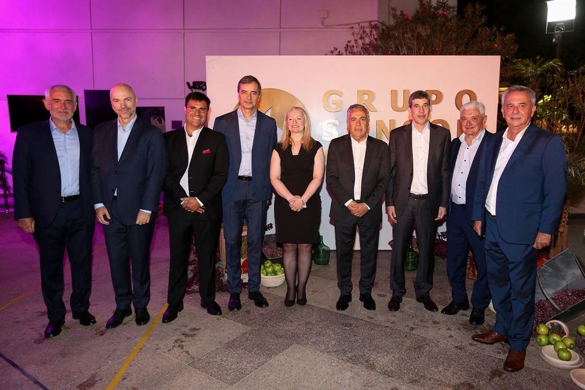 Directivos y ejecutivos del Sancor Seguros junto a las autoridades provinciales en la Noche de Reinas en Park Hyatt Hotel. Directivos y ejecutivos del Sancor Seguros junto a las autoridades provinciales en la Noche de Reinas en Park Hyatt Hotel. 