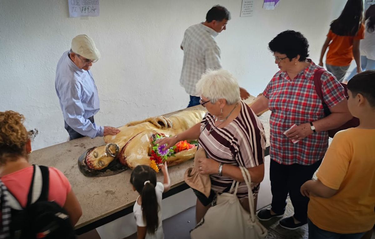 Momento especial frente al cuerpo de Cristo. Momento especial frente al cuerpo de Cristo.