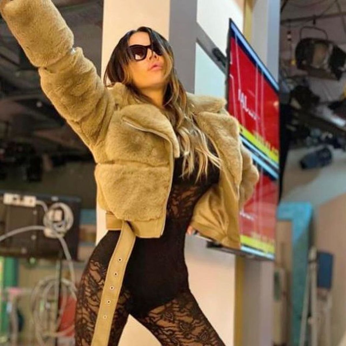 A sus 43 años, Karina Jelinek confirma que las transparencias se llevan ultra ceñidas y mob wife. A sus 43 años, Karina Jelinek confirma que las transparencias se llevan ultra ceñidas y mob wife.