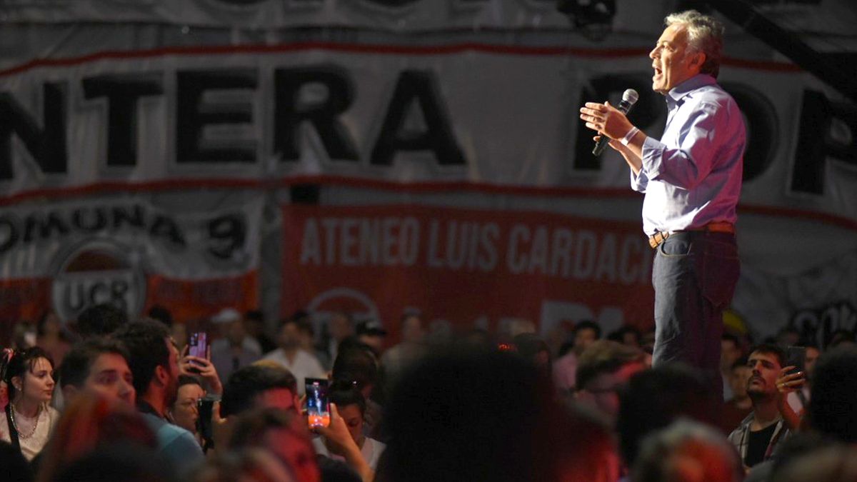 Alfredo Cornejo durante su discurso en el acto donde la UCR convocó a màs de 6.000 personas.