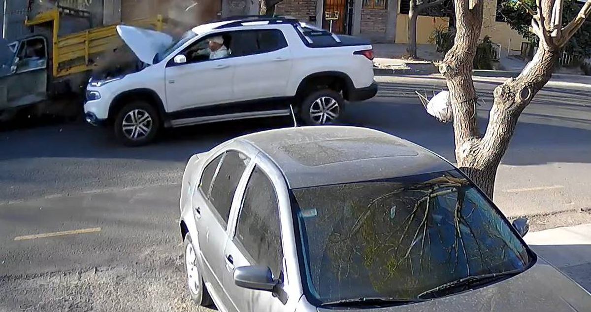 Este es el momento en el que la camioneta Toro (imagen de fondo) choca contra la Dodge detenida en el calle y embiste a Martín Traslaviña.&nbsp;