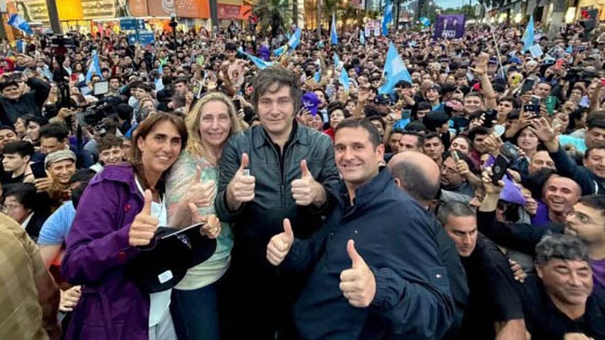 Una multitud acompañó a Javier Milei en Córdoba adonde llegó acompañado por su hermana Karina.