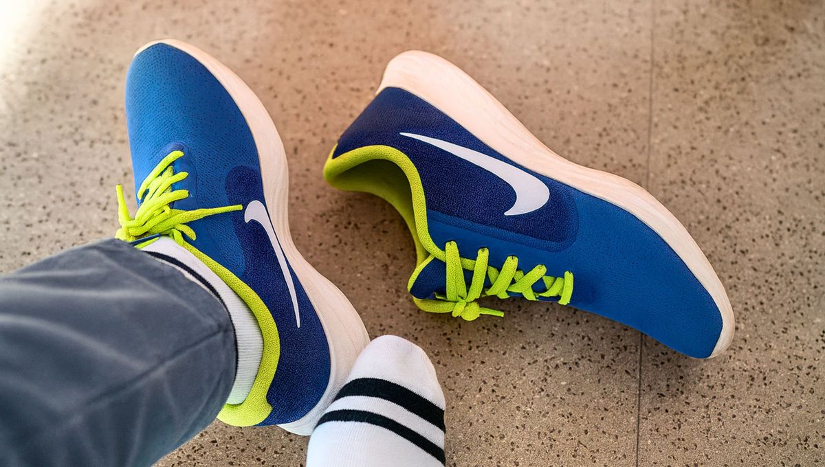 Podría relacionarse la acción de sacarse las zapatillas sin desatar los cordones con la enfermedad de la prisa. Podría relacionarse la acción de sacarse las zapatillas sin desatar los cordones con la enfermedad de la prisa.