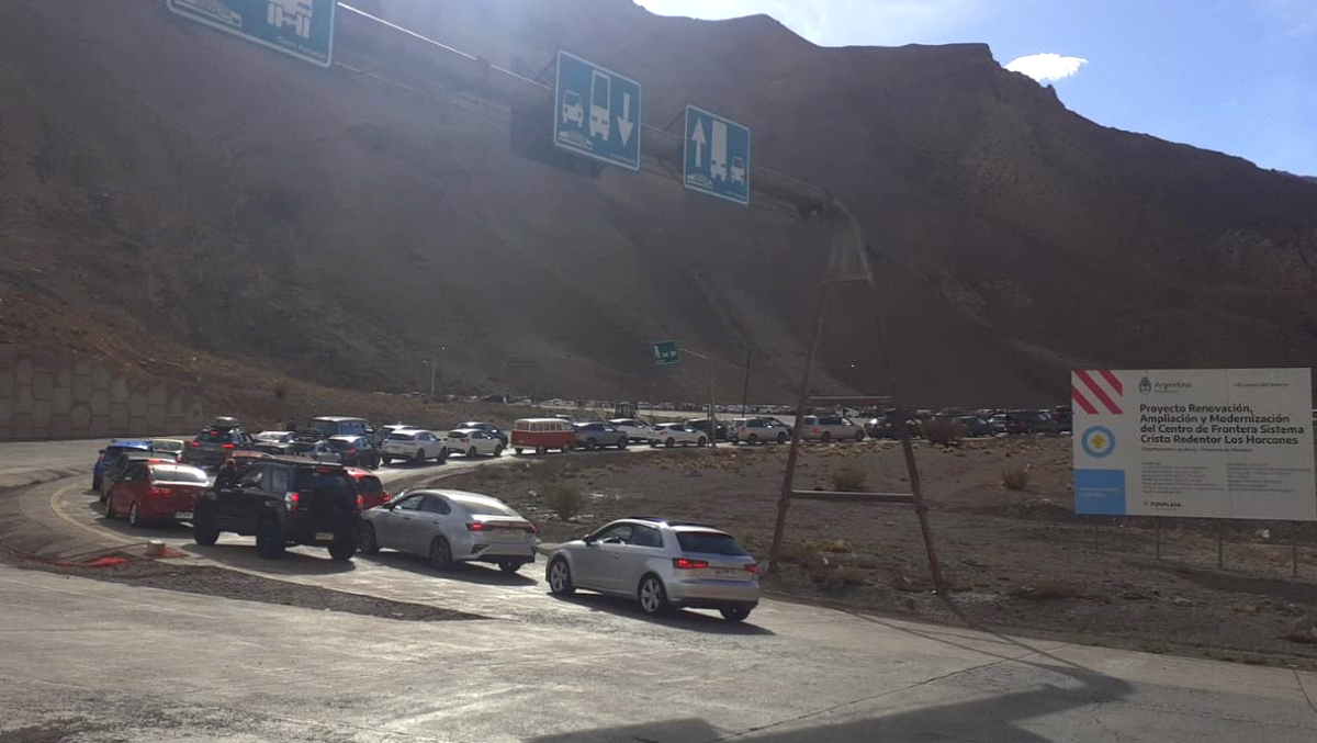Hay largas filas en el paso internacional porque el tránsito se cerrará este viernes a las 19.