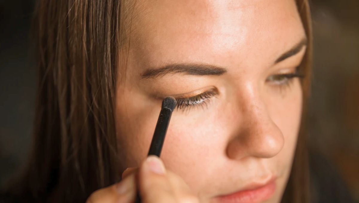 Ni negro, ni naranja: el color de maquillaje que debes elegir para resaltar tus ojos