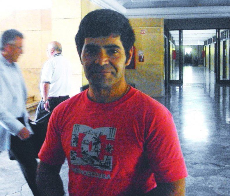 Mandó a matar a sus padres, le dieron prisión perpetua y sigue libre