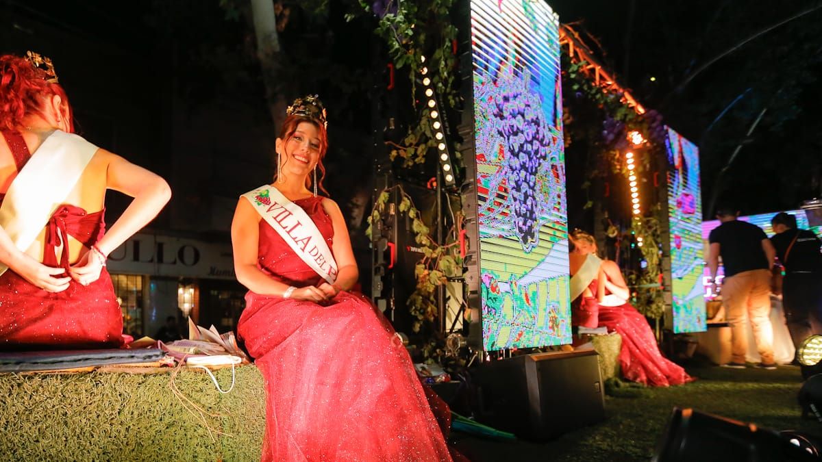 La representante vendimial de Godoy Cruz y su corte, durante el recorrido La representante vendimial de Godoy Cruz y su corte, durante el recorrido