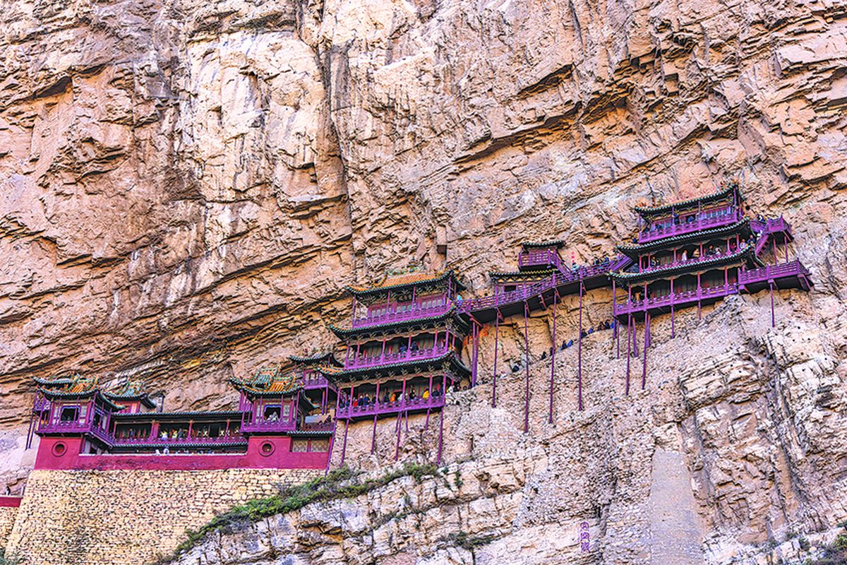 El Templo Xuankong, aferrado a un acantilado escarpado en Datong, provincia de Shanxi. PARA USO DE CHINA DAILY.