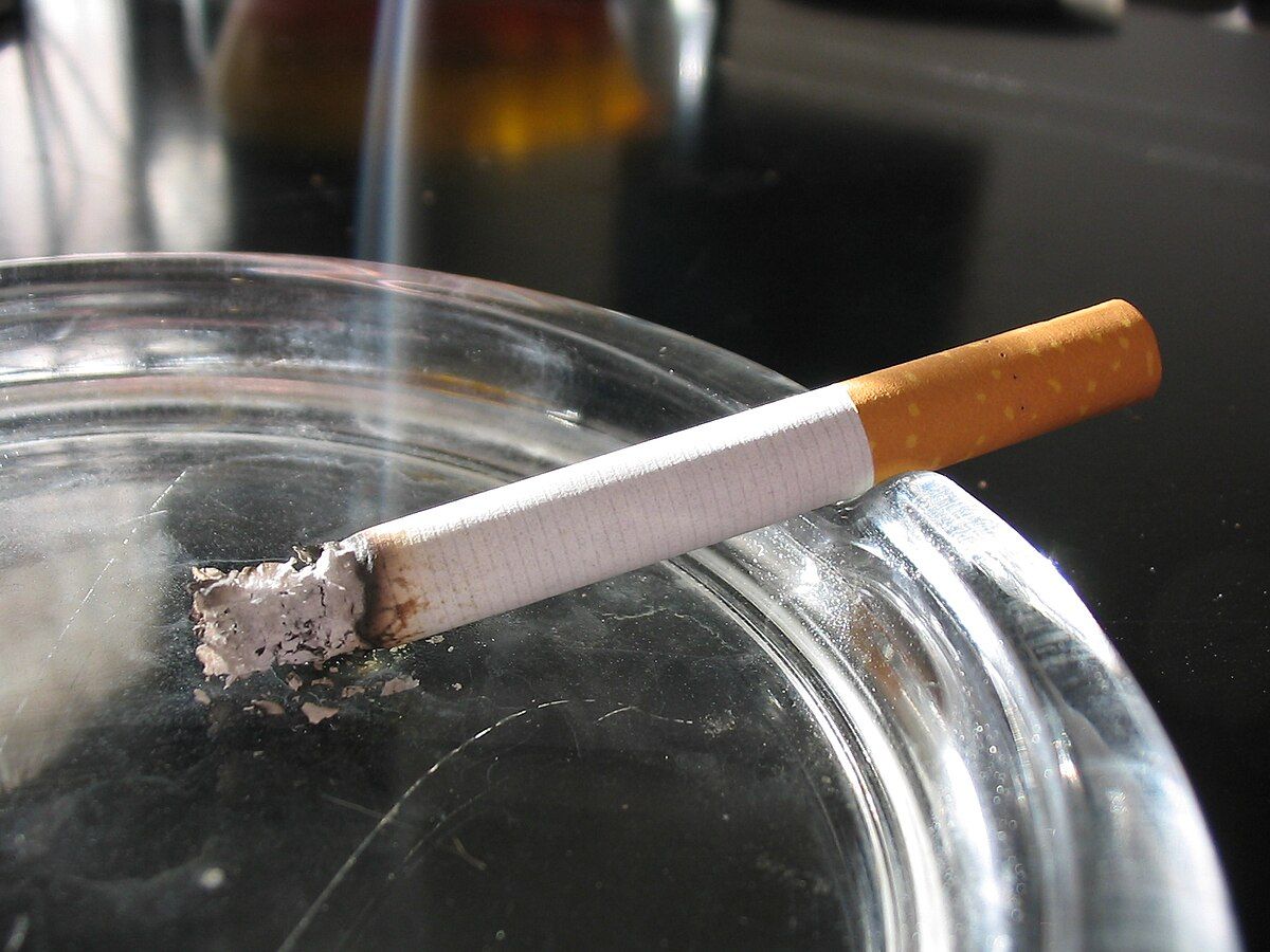 Fumar marihuana es igual de peligroso que fumar tabaco, según el estudio. Fumar marihuana es igual de peligroso que fumar tabaco, según el estudio.