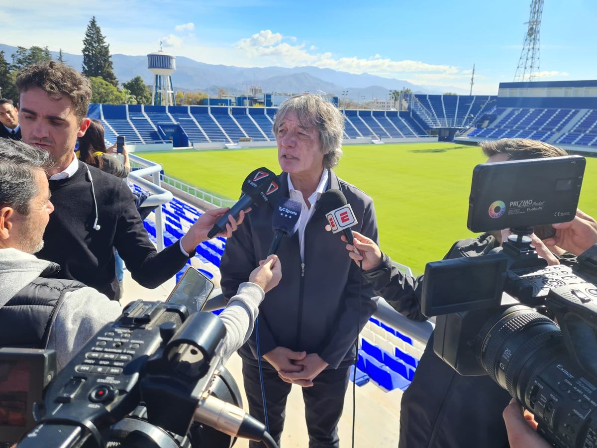 Alejandro Chapini en conferencia de prensa en el Feliciano Gambarte.
