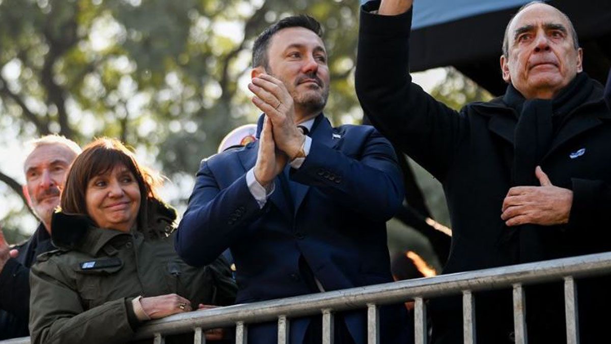 Luis Petri con Patricia Bullrich y Guillermo Francos en el acto del 9 de Julio. Luis Petri con Patricia Bullrich y Guillermo Francos en el acto del 9 de Julio.