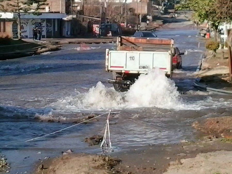 Se rompió un caño y calle Don Bosco se convirtió en un río