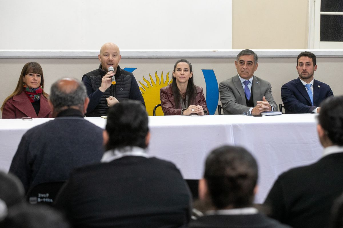 Esteban Allasino junto a la ministra Mercedes Rus. Luján se sumó al programa Espacios Más Seguros. Esteban Allasino junto a la ministra Mercedes Rus. Luján se sumó al programa Espacios Más Seguros.