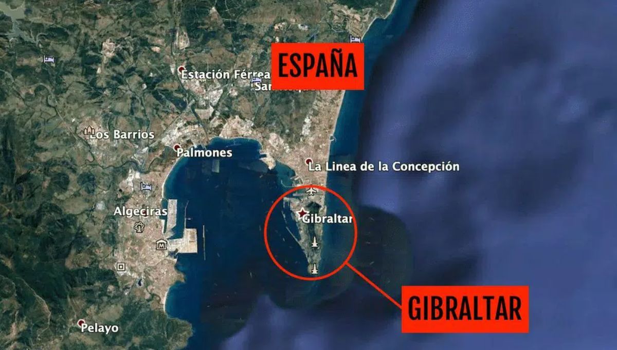 Este diminuto peñón (de unos 19.000 m² de tamaño), aun estando en el Mediterráneo occidental (en la costa norte de Marruecos), es gobernado por España, por lo que representa una frontera de tan solo 85 metros de largo con el país africano. Este diminuto peñón (de unos 19.000 m² de tamaño), aun estando en el Mediterráneo occidental (en la costa norte de Marruecos), es gobernado por España, por lo que representa una frontera de tan solo 85 metros de largo con el país africano.