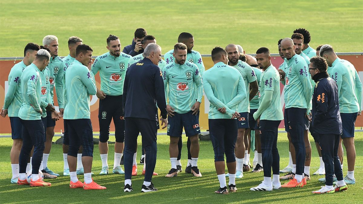 El entrenador de Brasil, Tite dialoga con su jugadores. Se lesionó Marquinhos y el DT tiene un dolor de cabeza.