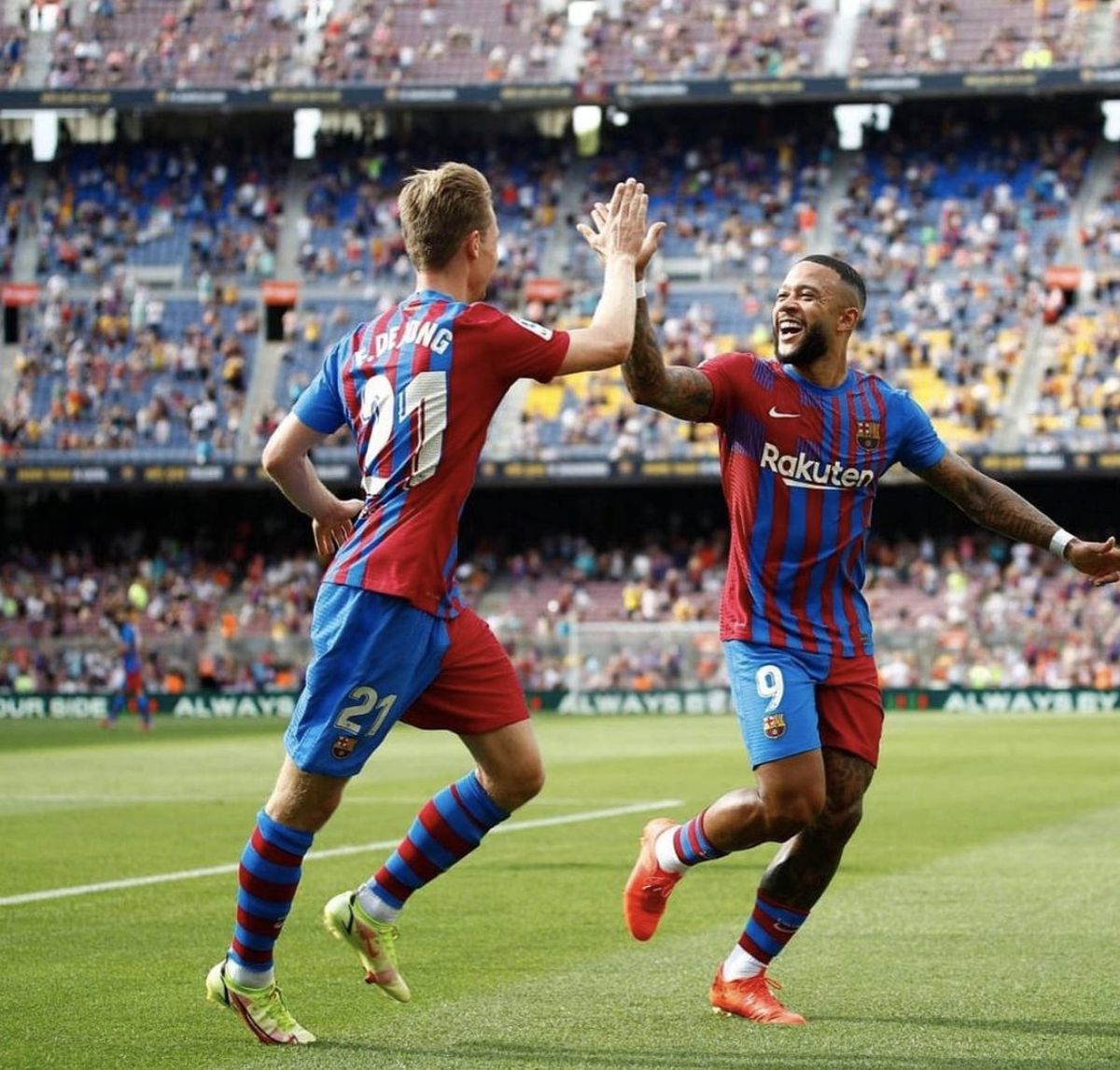 Depay y De Jong celebran el segundo gol del Barcelona.