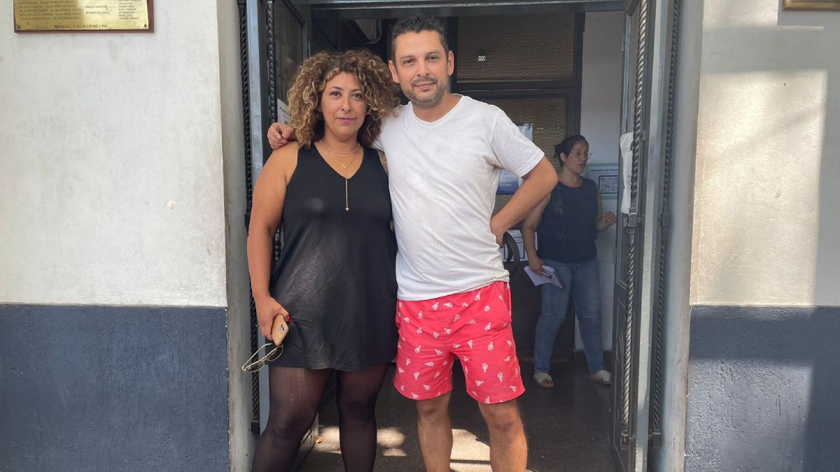 Víctor Da Vila, del Polo Obrero, en la puerta de la Comisaría Tercera, de Ciudad. Junto a su abogada Liliana Alaniz.