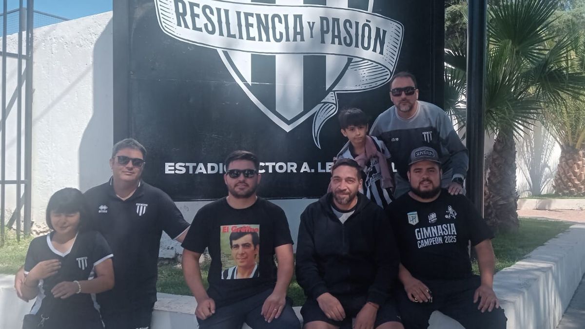 Algunos hinchas de Gimnasia y Esgrima estuvieron presentes en el estadio Víctor Legrotaglie.