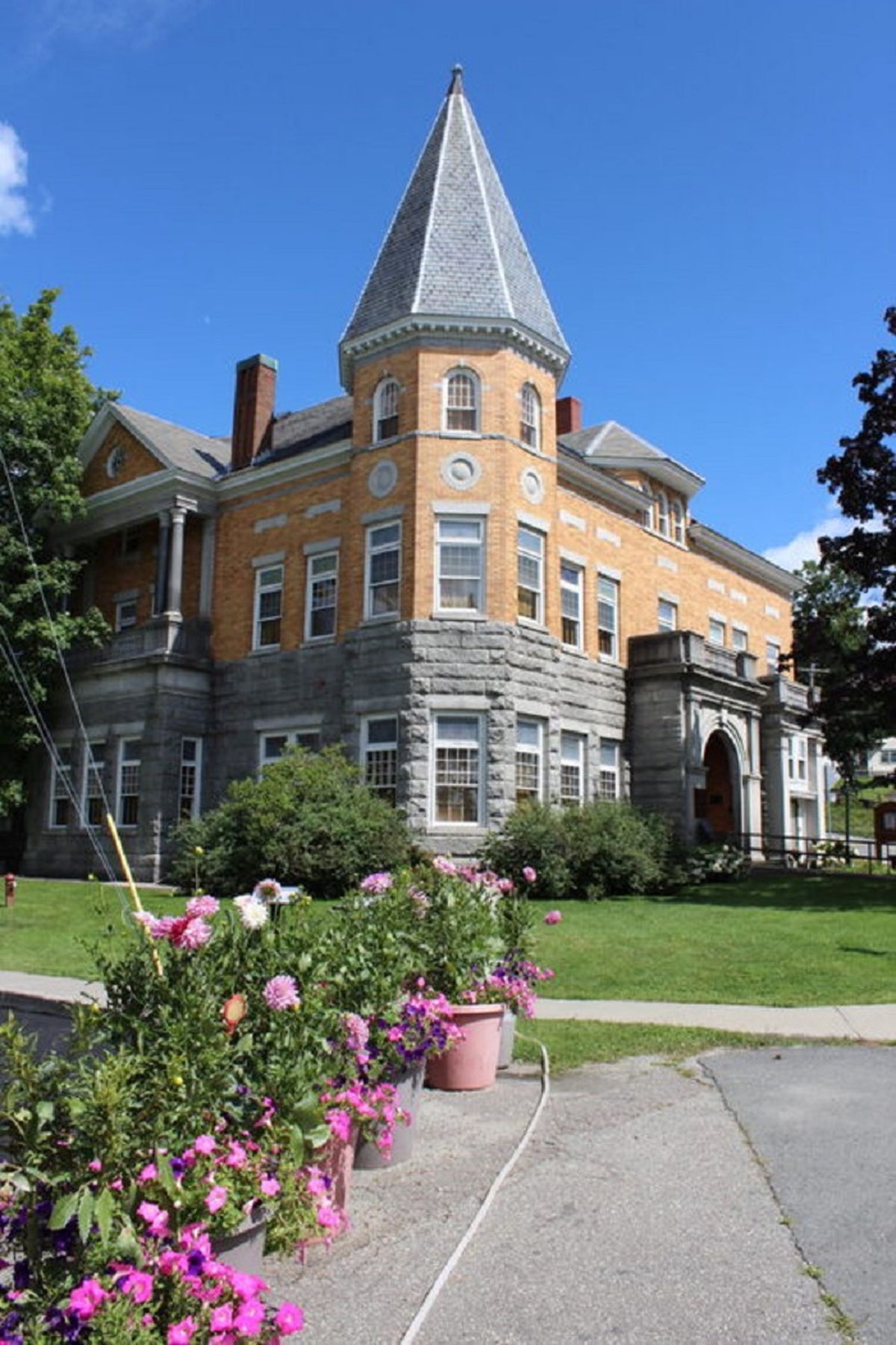 Esta biblioteca es una de las fronteras más extrañas del mundo. Imagen: VTDigger Esta biblioteca es una de las fronteras más extrañas del mundo. Imagen: VTDigger