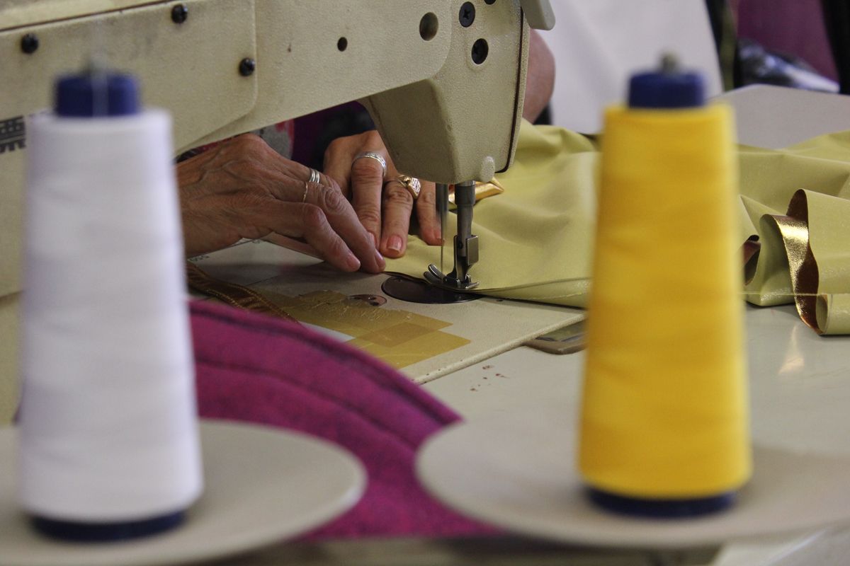 Más de 50 costureras trabajaron para vestir a los 1052 artistas de esta Vendimia 2024 en las diferentes escenas que integran el espectáculo. Más de 50 costureras trabajaron para vestir a los 1052 artistas de esta Vendimia 2024 en las diferentes escenas que integran el espectáculo.