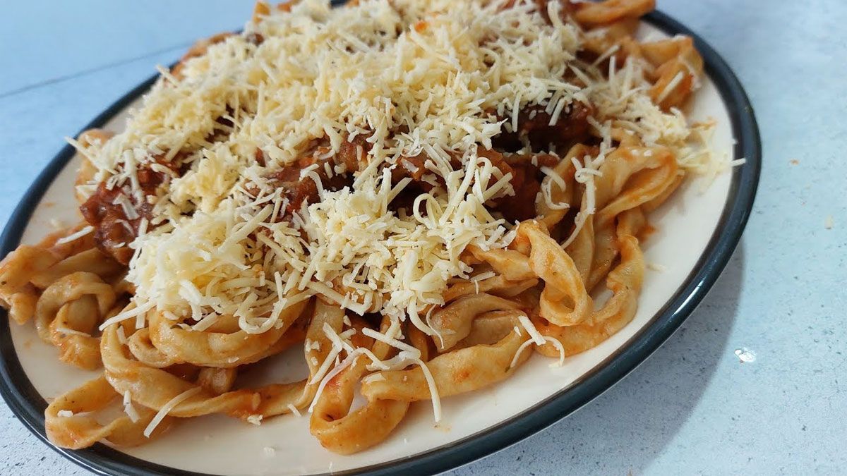 La receta de fideos caseros con mucho queso y una salsa especial, es ideal para compartir en familia y es una opción económica.
